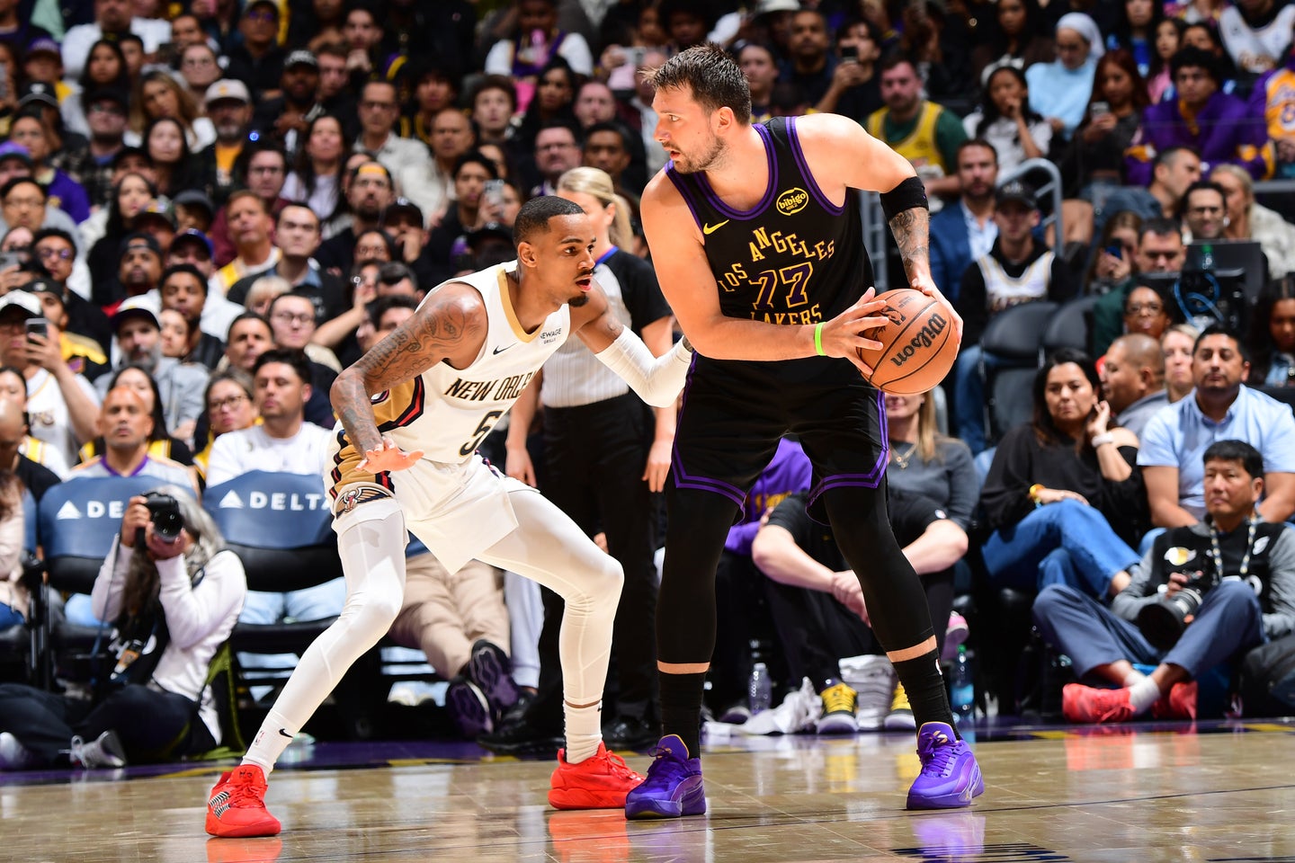 レイカーズは終盤の猛攻でペリカンズに逆転勝利。３連勝を飾った。(C)Getty Images