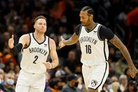 ネッツで共闘するまで、ジョンソン(右)はグリフィン(左)にとって“関わってはいけない男”だった。(C)Getty Images