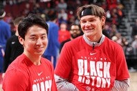 Ｇリーグで圧倒的な成績を残すマクラング(右)だが、NBAではチャンスすらほとんど与えられない。(C)Getty Images