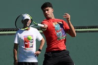 BNPパリバOPの会場でコーチと共に調整に励むアルカラス。今季12戦無敗、好調の理由は「メンタル面での成長」だと語る。(C)Getty Images