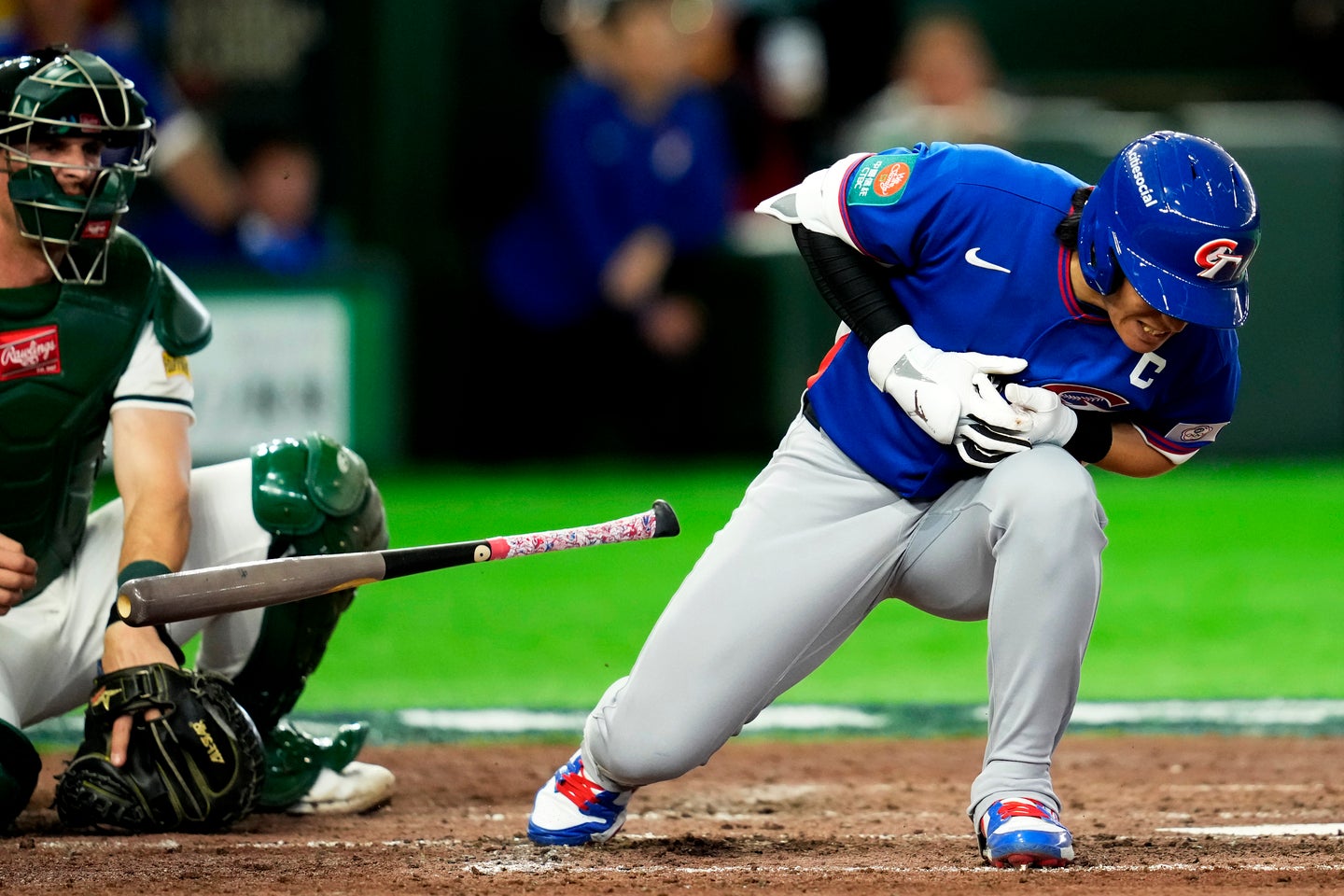 左手に死球を受け、負傷交代した陳傑憲。（C）Getty Images