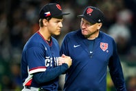 右腕コバラ（左）と神経内科医でチェコ代表監督のハディム氏（右）。(C)Getty Images