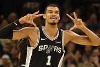 ウェンバンヤマはここまでリーグ最多の143本、2.98ブロックをマークしている。(C)Getty Images