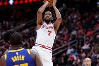 局面でフリースローをミスしたKDをベバリーが揶揄した。(C)Getty Images