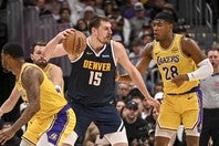 この日５本中４本の３ポイントを決めた八村。後半はヨキッチ(左)相手に好守備も見せただけに、悔しい敗戦となった。(C)Getty Images