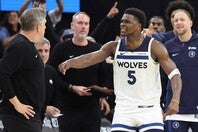 指揮官の求めるプレーではなかったが、クラッチショットで勝利に導いたエドワーズ。エースの矜持を示した。(C)Getty Images