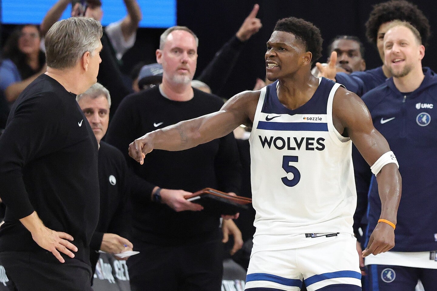 指揮官の求めるプレーではなかったが、クラッチショットで勝利に導いたエドワーズ。エースの矜持を示した。(C)Getty Images