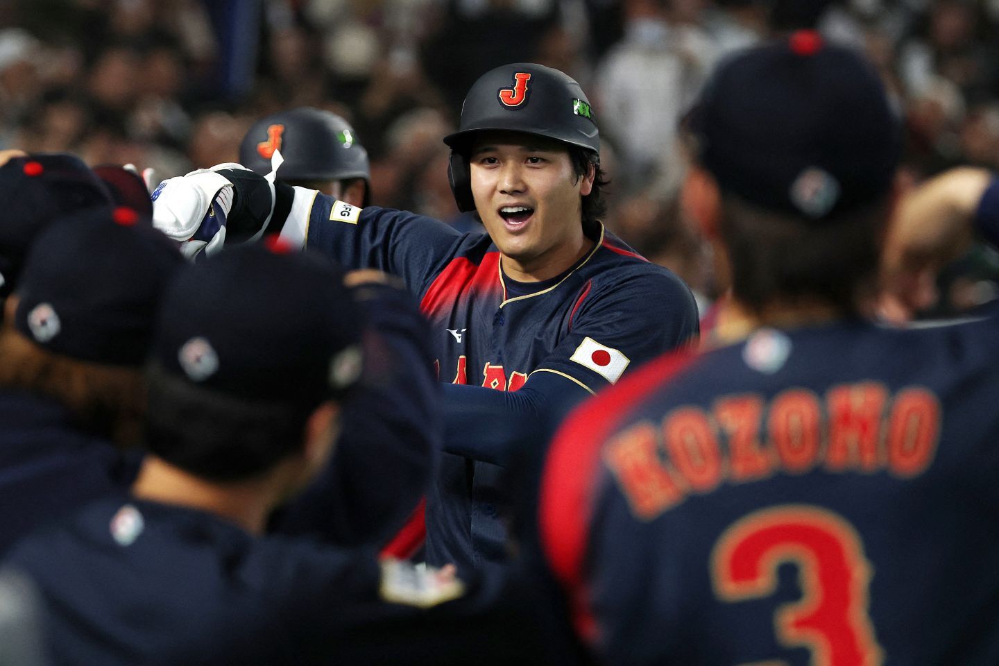 のっけから日本ベンチを熱狂させた大谷。お茶立て＆熱男ポーズを披露した。(C)REUTERS/AFLO