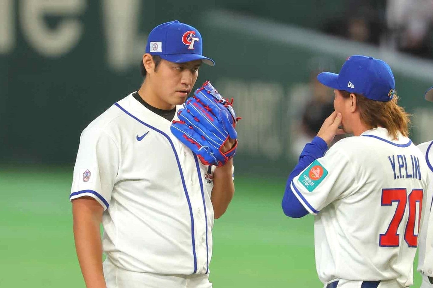 大谷に満塁弾を浴びるなど８失点したジェン・ハオジュン（左）。写真：梅月智史（THE DIGEST編集部）