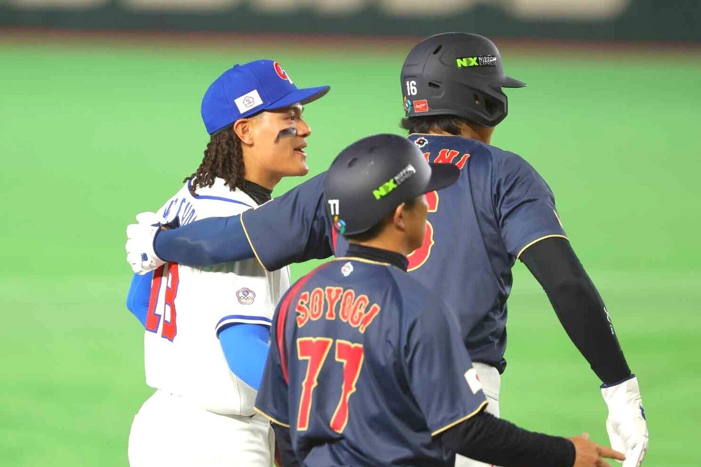 ユーチェン（左奥）に手を添え、挨拶を交わす大谷（右奥）。写真：梅月智史（THE DIGEST編集部）