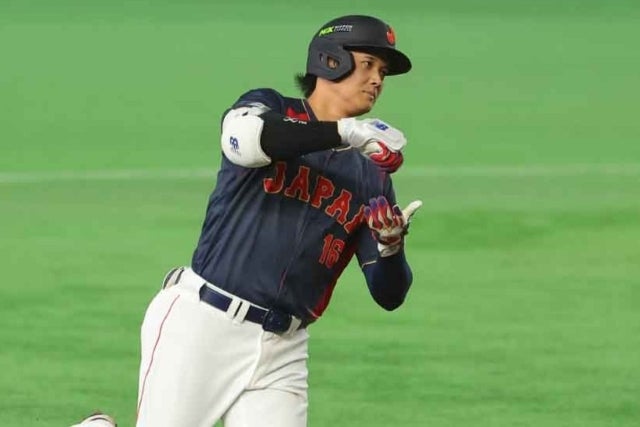 グランドスラムを放った際に“お茶を点てるポーズ”を披露した大谷。写真：梅月智史（THE DIGEST写真部）