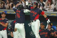 満塁HRの大谷（左）をハイタッチで迎える鈴木（右）。日本打線がいきなり火を噴いた。写真：梅月智史（THE DIGEST写真部）