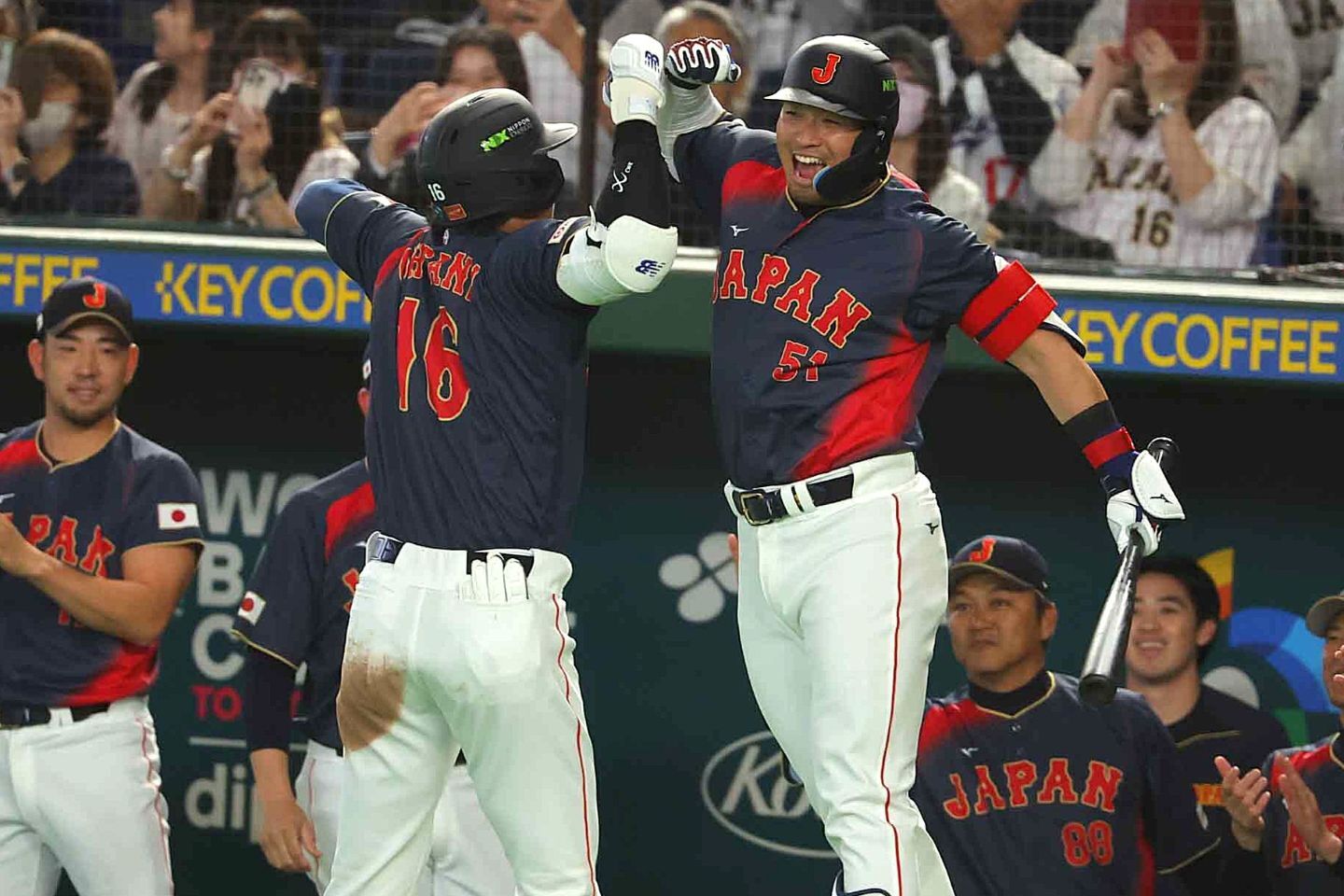 満塁HRの大谷（左）をハイタッチで迎える鈴木（右）。日本打線がいきなり火を噴いた。写真：梅月智史（THE DIGEST写真部）