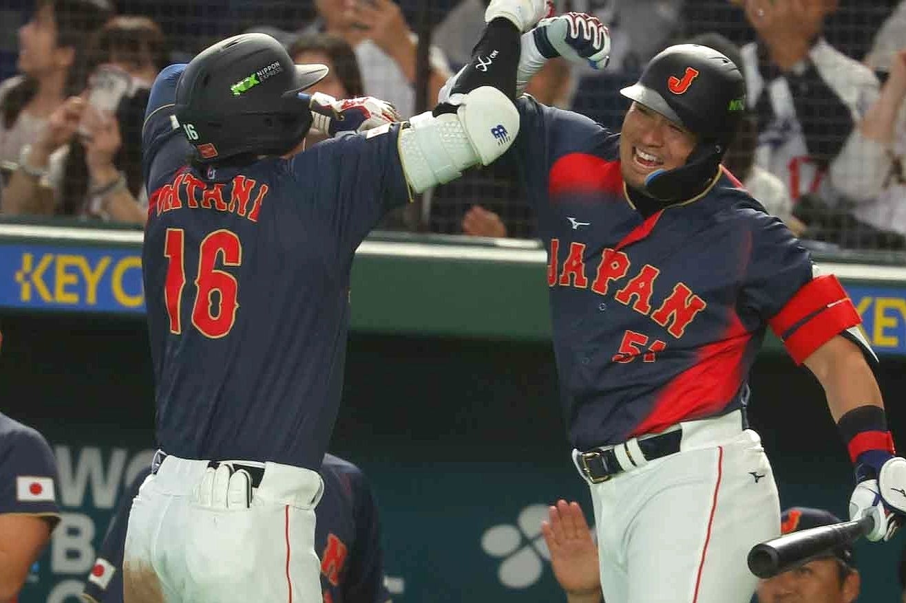 鈴木（右）と肘タッチする大谷（左）。写真：梅月智史（THE DIGEST編集部）