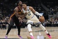 ３月４日、バックスはホークス敗れて４連敗。ヤニスのフラストレーションは溜まる一方だ。(C)Getty Images