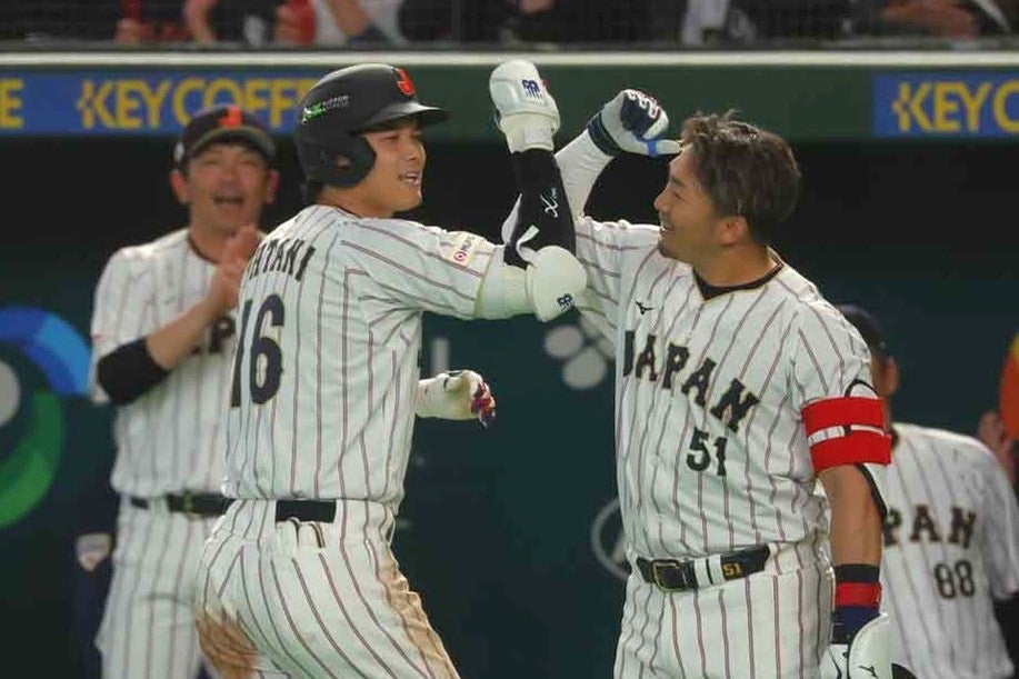 ホームランを放ち、勝ち越しに成功した大谷（中央左）と鈴木（中央右）。写真：梅月智史（THE DIGEST編集部）