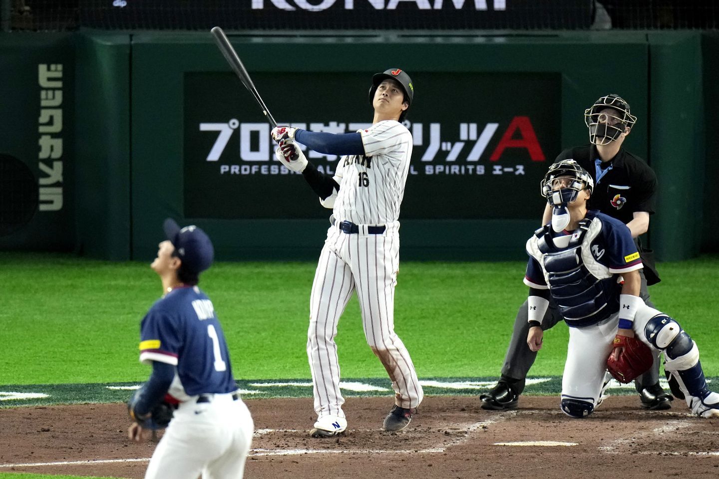 大谷にソロ本塁打を浴びるコ・ヨンピョ（手前）。打たれた瞬間に大きく口を開けた。(C)Getty Images