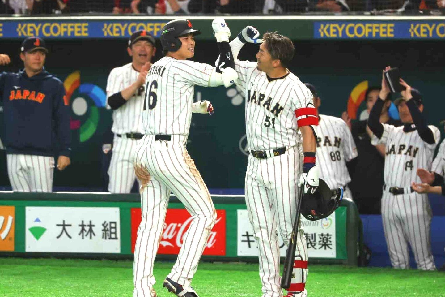２戦連発の大谷翔平は鈴木誠也から祝福を受けた。写真：梅月智史（THE DIGEST編集部）