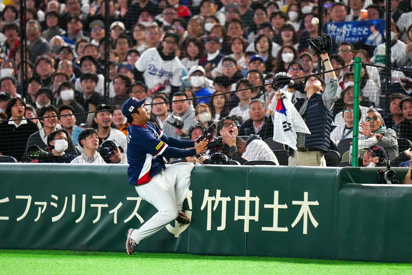 闘志むき出しでボールを追い、柵に激突したムン・ボギョン。大事に至らなくて何よりだった。(C)Getty Images