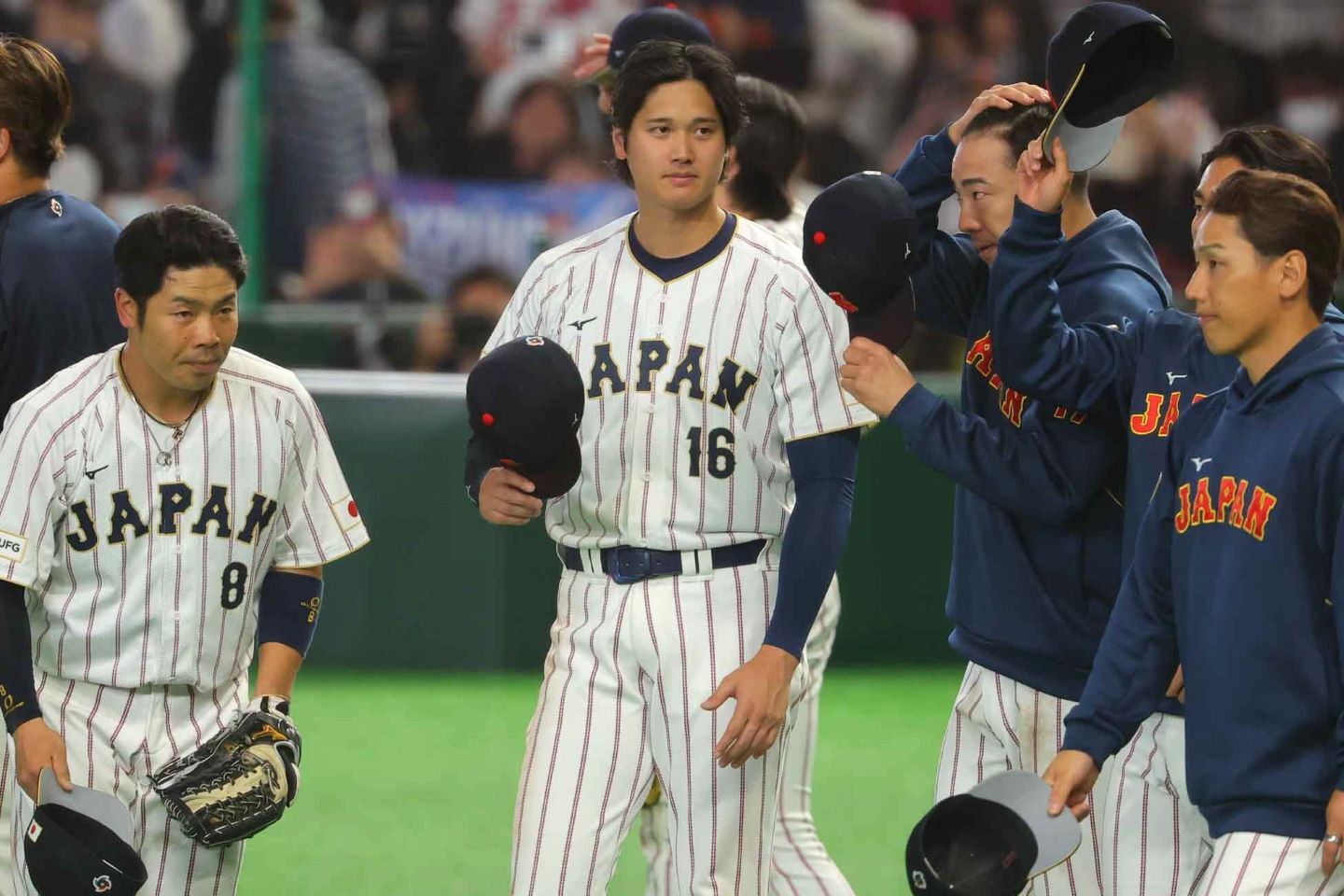 帽子を取ってスタンドに挨拶する大谷。普段通り、韓国ベンチへの敬意も忘れなかった。写真：梅月智史（THE DIGEST写真部）