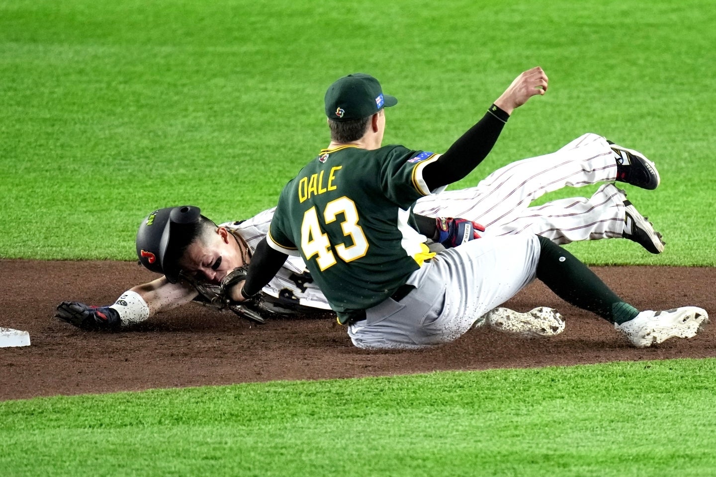 満塁の場面で捕手の送球に刺された牧。(C)Getty Images