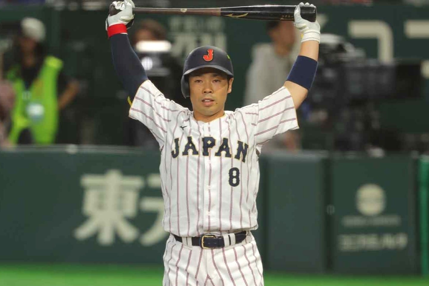 オーストラリア戦の８回、満塁のチャンスで代打が送られた近藤。写真：梅月智史（THE DIGEST写真部）