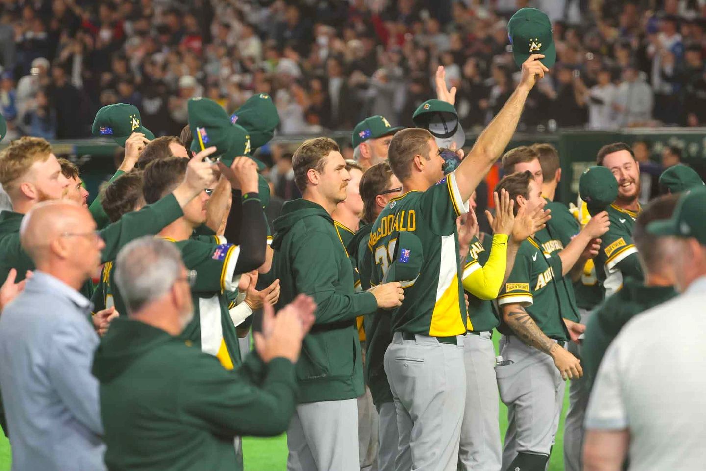 帽子を取って来賓席を見上げるオーストラリ代表の選手たち。写真：梅月智史（THE DIGEST写真部）