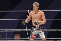 メインイベントでパッチー・ミックスを破った秋元強真。写真：鈴木颯太朗