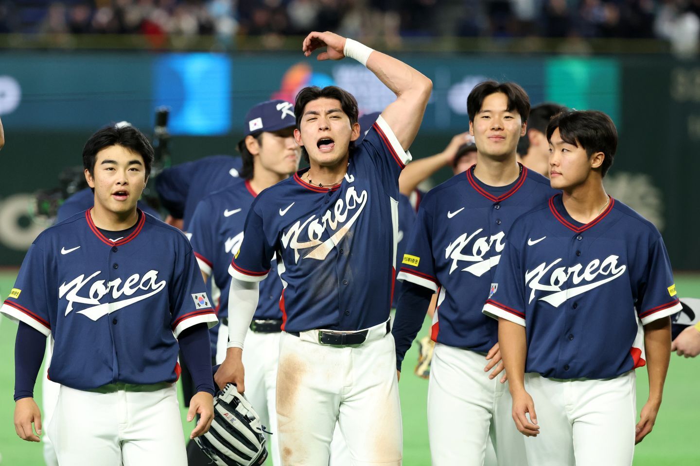 歓喜を爆発させる韓国代表ナイン。主将イ・ジョンフ（中央）も雄叫びをあげた。(C)Getty Images