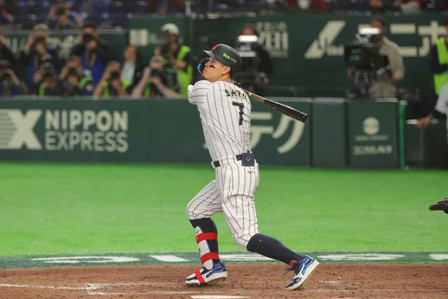 侍Jの佐藤輝明の白いユニホームを着用したロックスターの観戦姿に注目が集まっている。写真：梅月智史（THE DIGEST写真部）