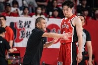 普段からホームにする沖縄の地で、日本代表指揮官として初勝利をあげた桶谷HC。(C)FIBA