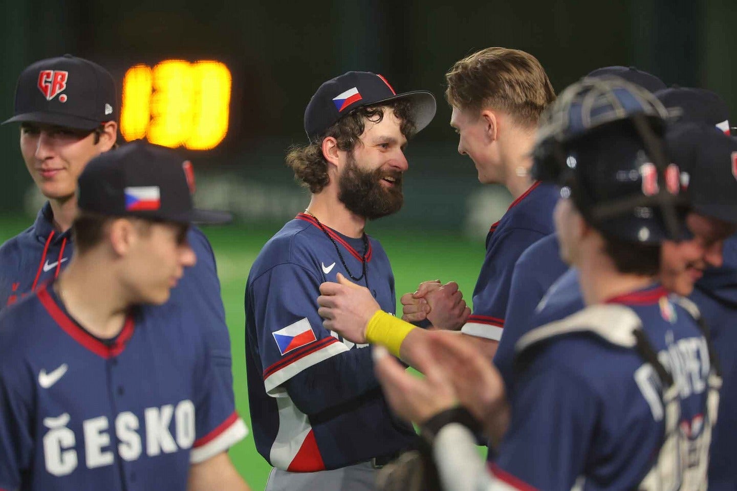 サトリア（中央）を中心に侍ジャパンに善戦したチェコ代表の選手ら。写真：梅月智史（THE DIGEST写真部）