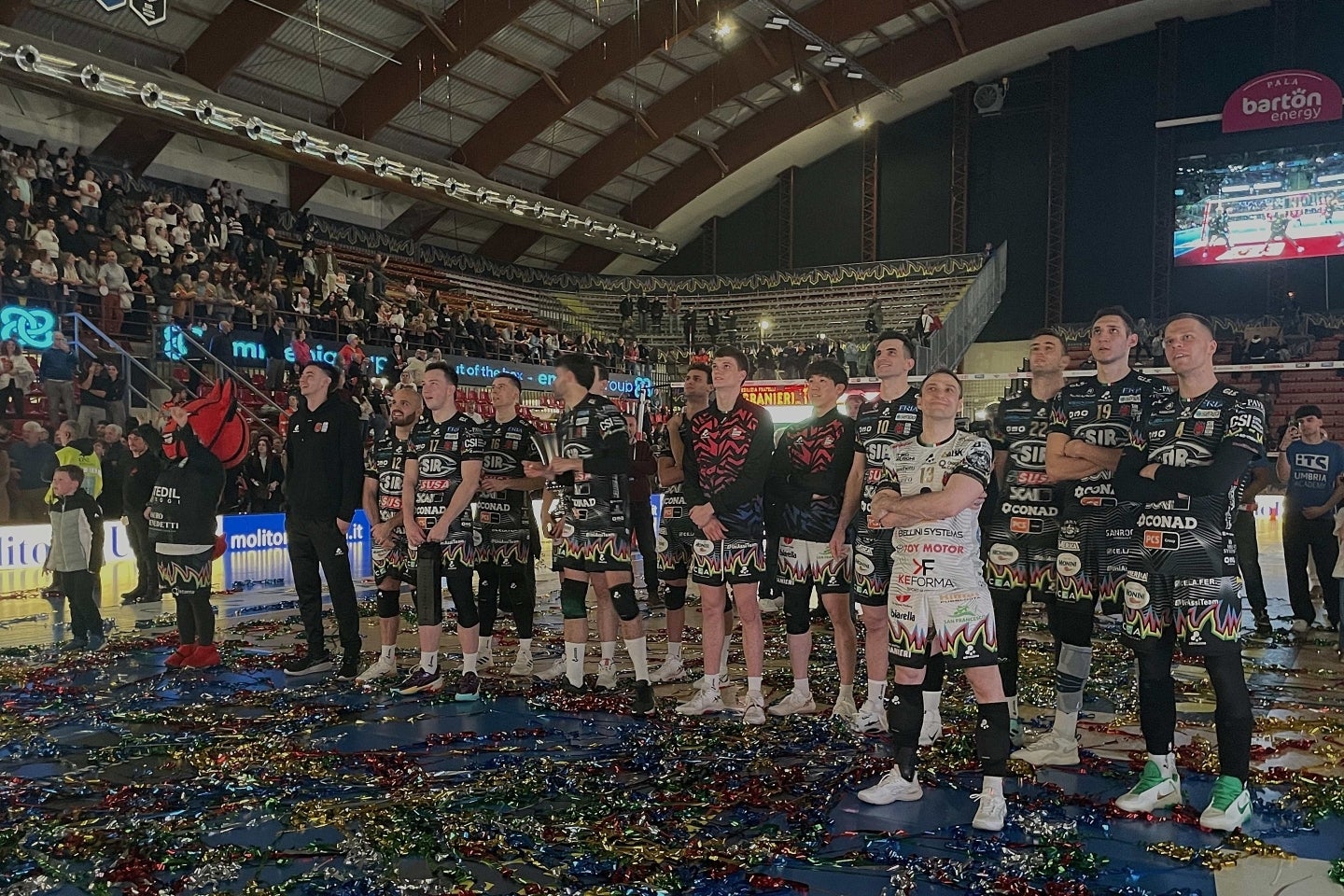 現地３月１日に行なわれたスーペルコッパを制したペルージャ。今季２冠目をサポーターと一緒に祝った。写真：佳子S.バディアーリ