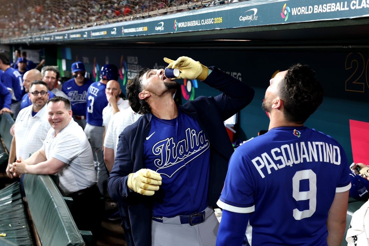 イタリア代表がWBCでアメリカに８対６で勝利。本塁打を放ったカグリオンは、“バリスタ”パスクアンティーノ（右）が提供したエスプレッソでセレブレーション。(C)Getty Images