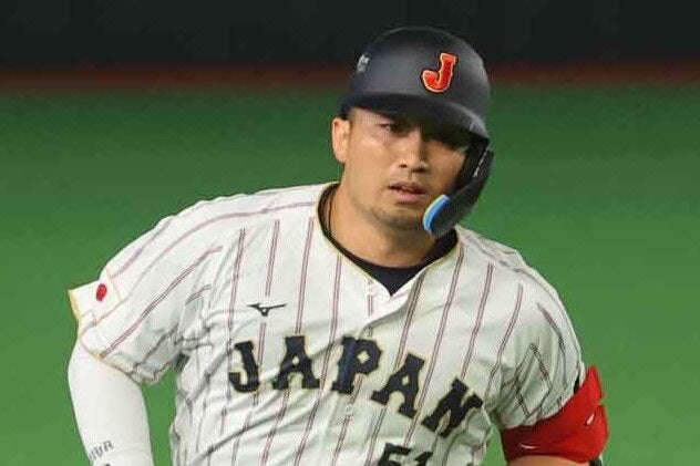 機内のなかで読書をしていた侍ジャパンの鈴木誠也。写真：梅月智史（THE DIGST写真部）