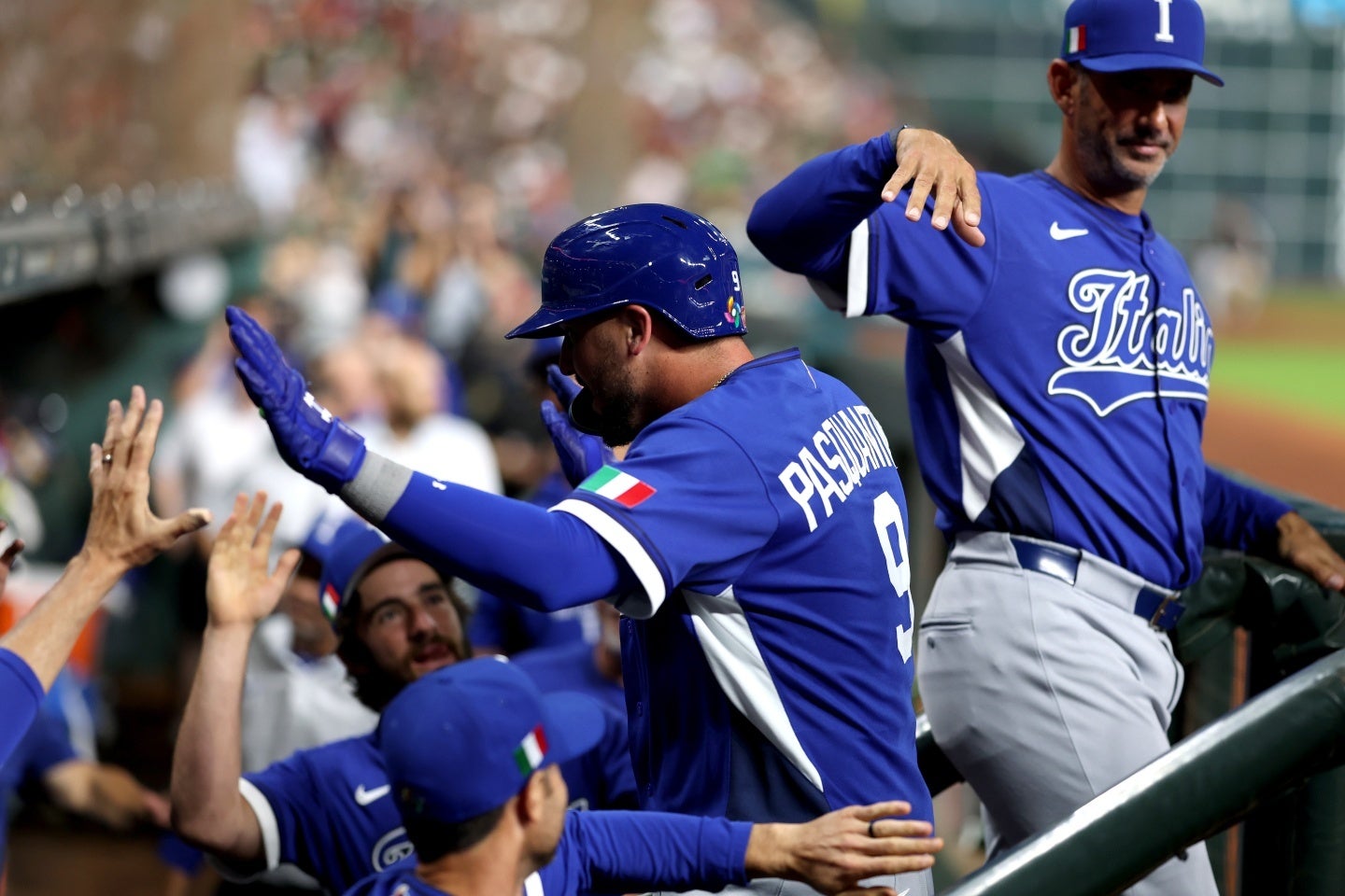 イタリアが無傷の４連勝。主将のパスカンティーノ（中央）が１試合３発を放った。(C)Getty Images