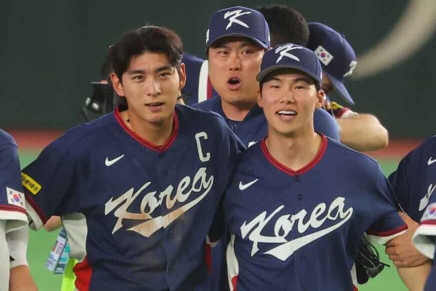 豪州に勝利した韓国代表のイ・ジョンフとキム・ヘソン。写真：梅月智史（THE DIGST写真部）