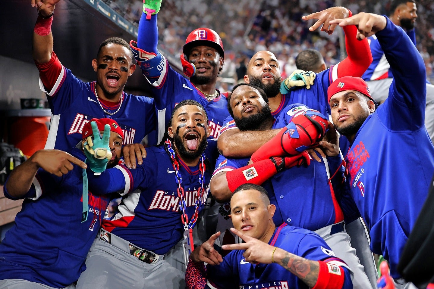 味方のホームランにお祭り騒ぎのドミニカ共和国の選手ら。(C)Getty Images