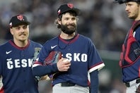 日本打線を相手に４回２／３を無失点。今大会をもって代表を引退したチェコの英雄サトリア（中央）が東京ドームで有終の美を飾った。(C)Getty Images
