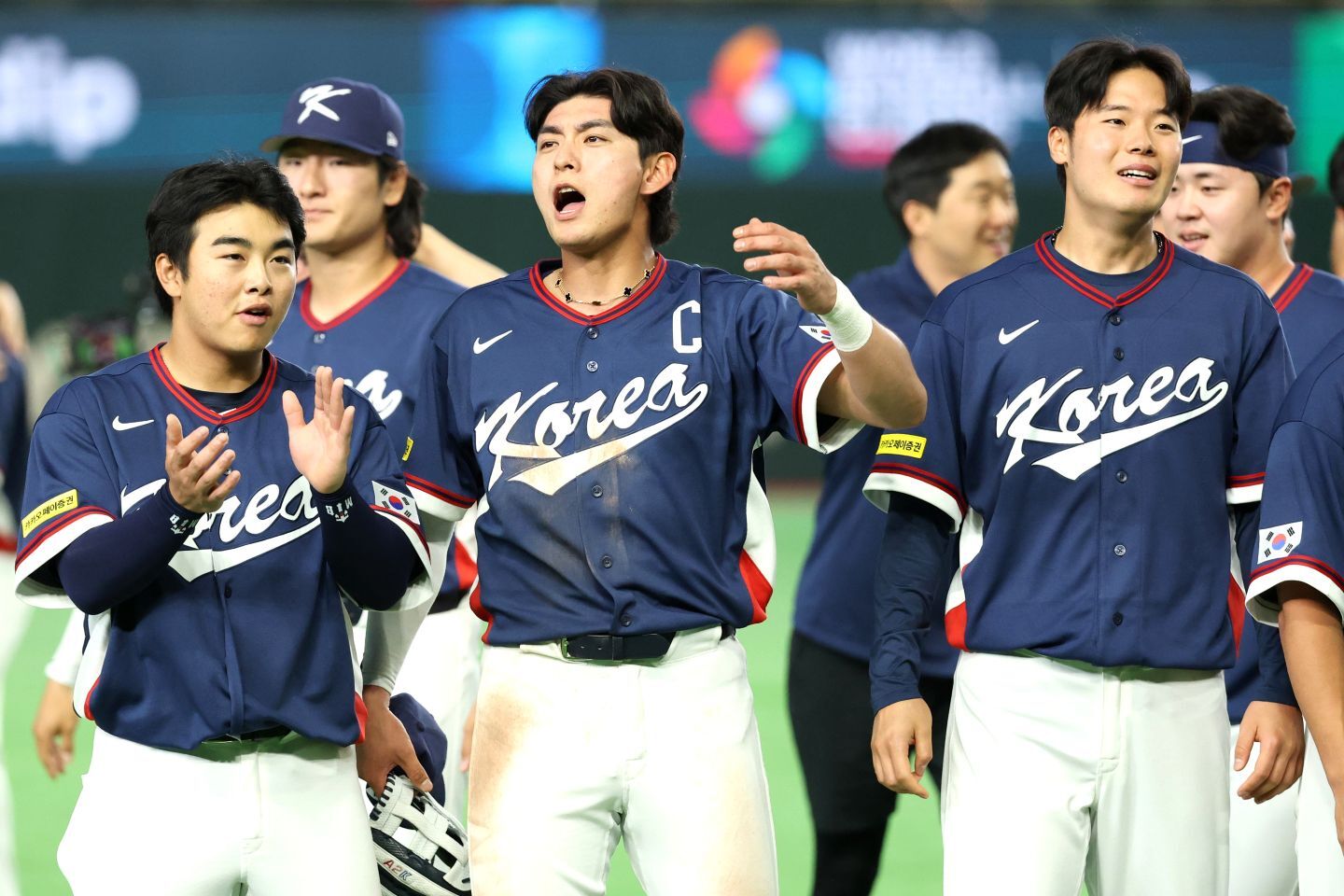 17年ぶりの決勝ラウンド進出に歓喜した韓国代表。準々決勝ではドミニカ共和国の巨大な壁に挑む。(C)Getty Images