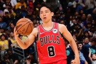 河村が決めたレブロン越しの３ポイントに、日本中のファンが歓喜した。(C)Getty Images