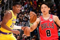 八村（左）と河村（右）の日本人対決に、現地記者からも注目が集まった。(C)Getty Images