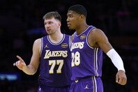 ドンチッチ（左）が八村（右）への“恨み節”を口にした。(C)Getty Images