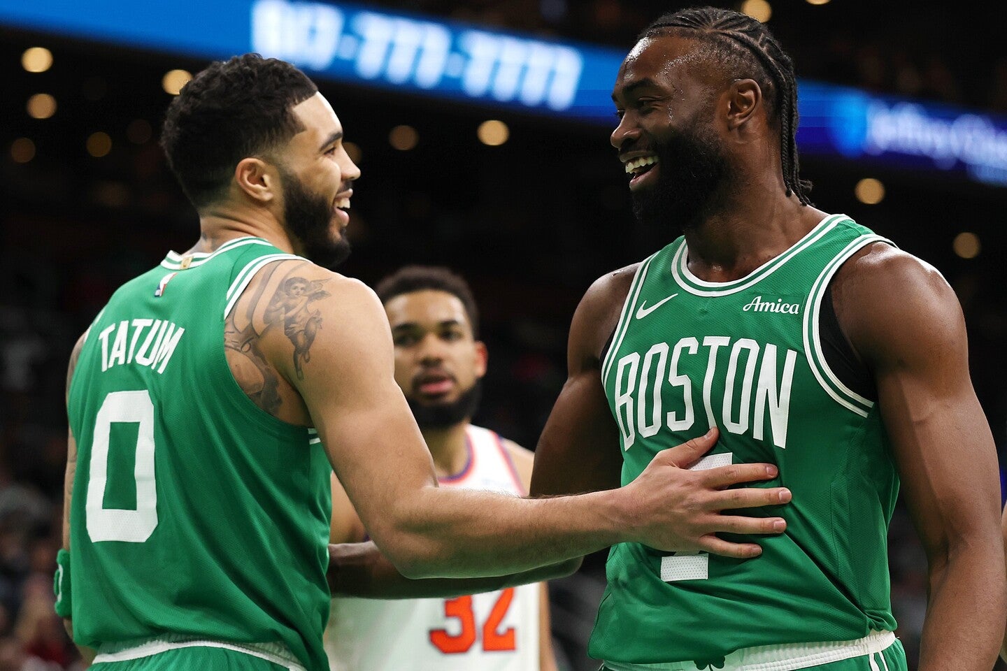 28歳のテイタム(左)と29歳のブラウン(右)。エースの座を巡る外野の声も聞かれるが、関係は良好のようだ。(C)Getty Images