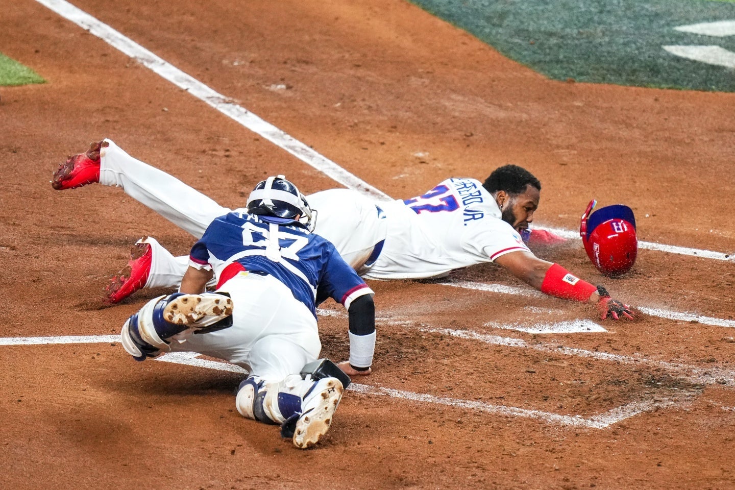 巨漢のゲレーロJr.が一塁から激走。気迫のヘッドスライディングでドミニカ共和国が先制した。(C)Getty Images