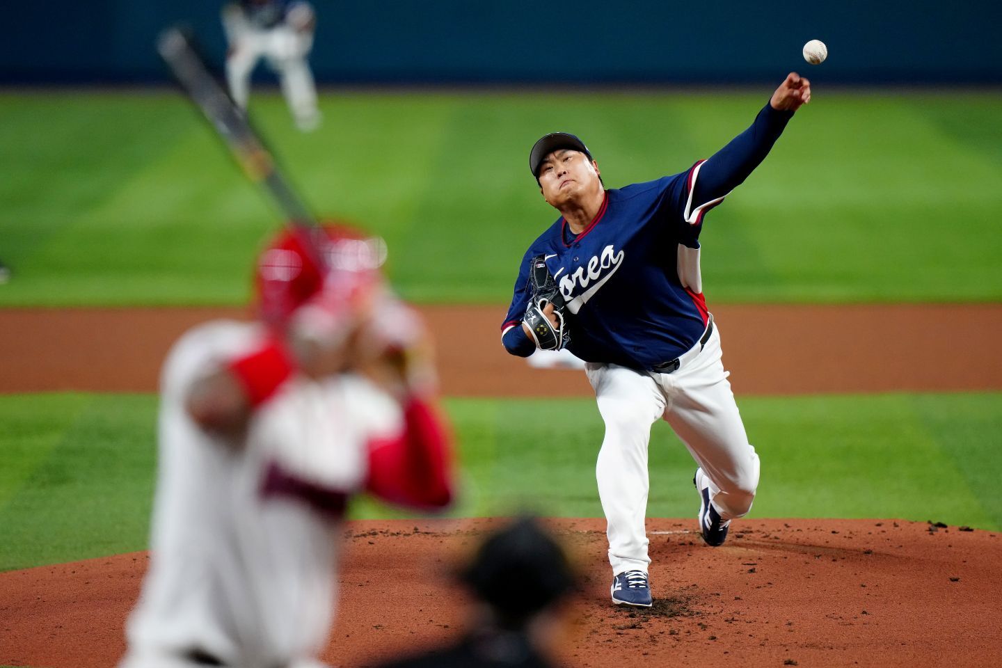 韓国は38歳左腕、リュ・ヒョンジン（写真奥）が先発。カミネロに浴びたタイムリーで流れが変わった。(C)Getty Images