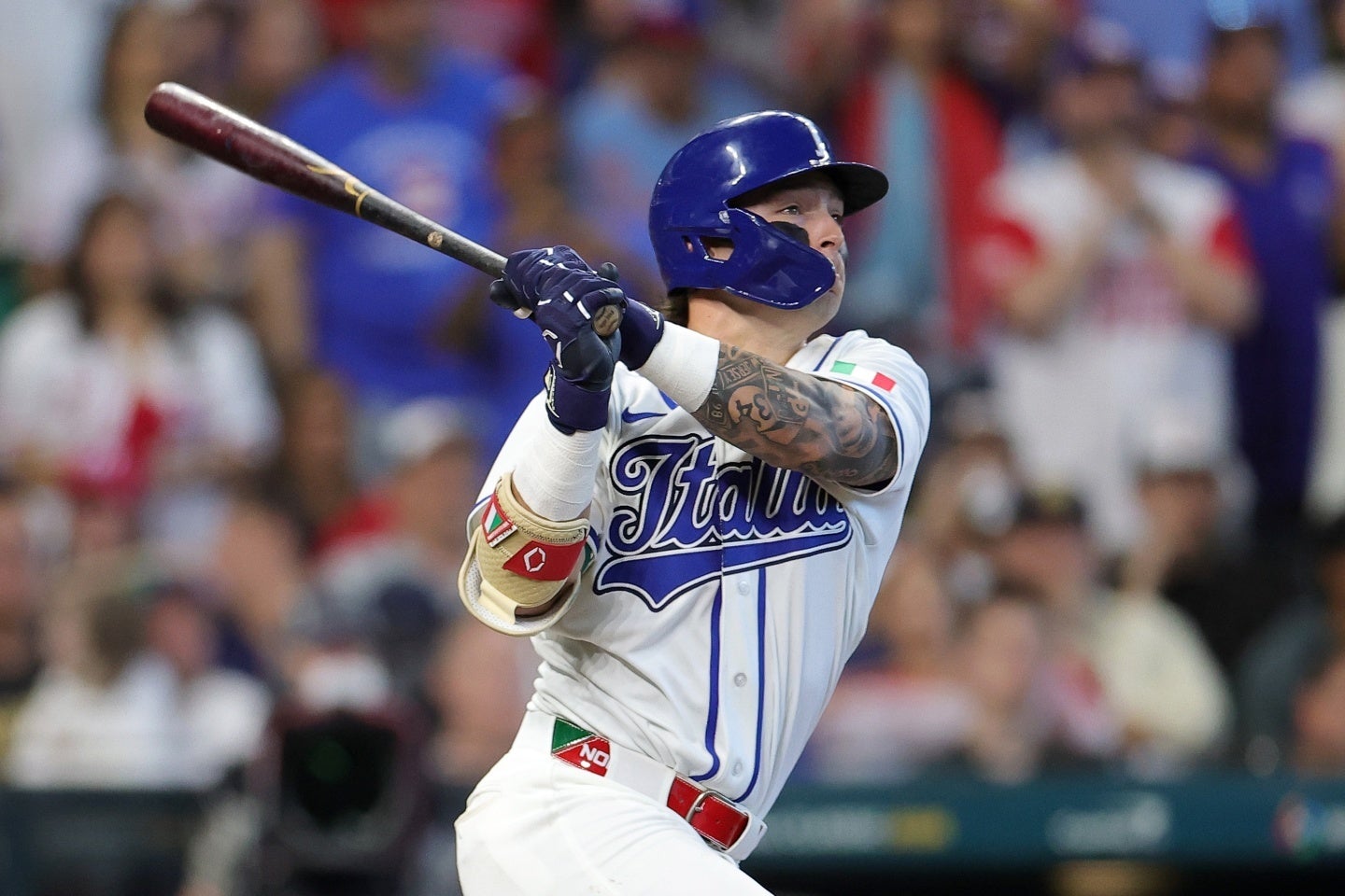 イタリアの７番フィッシャーの打球でハプニングが起きた。(C)Getty Images