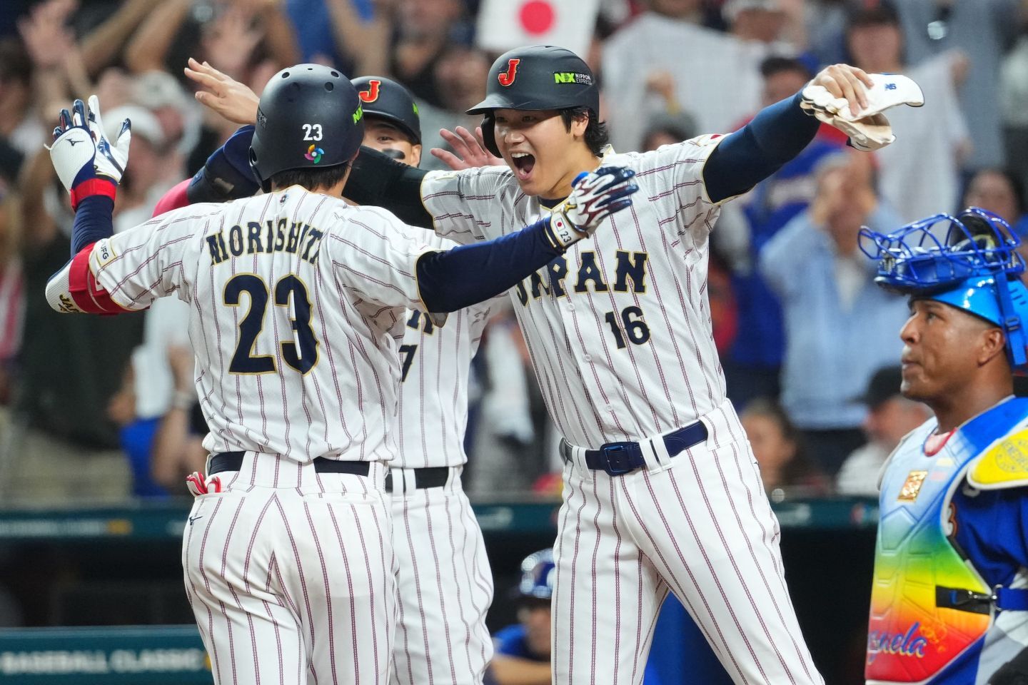 急きょ出場で３ランを放った森下（手前）を大谷が迎える。(C)Getty Images