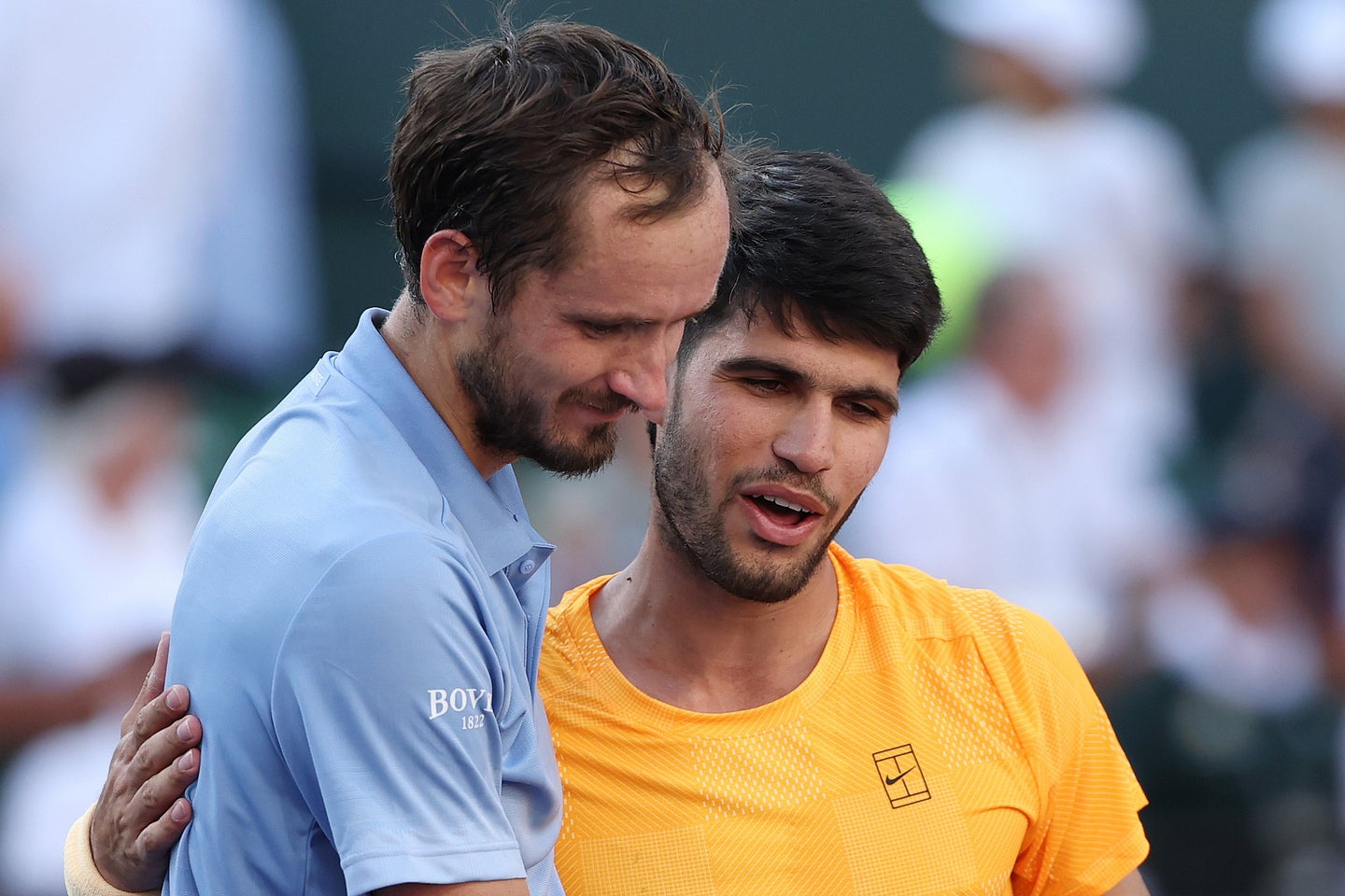 BNPパリバOP準決勝、勝者のメドベージェフ（左）を称えるアルカラス（右）。連勝は16でストップした。(C)Getty Images