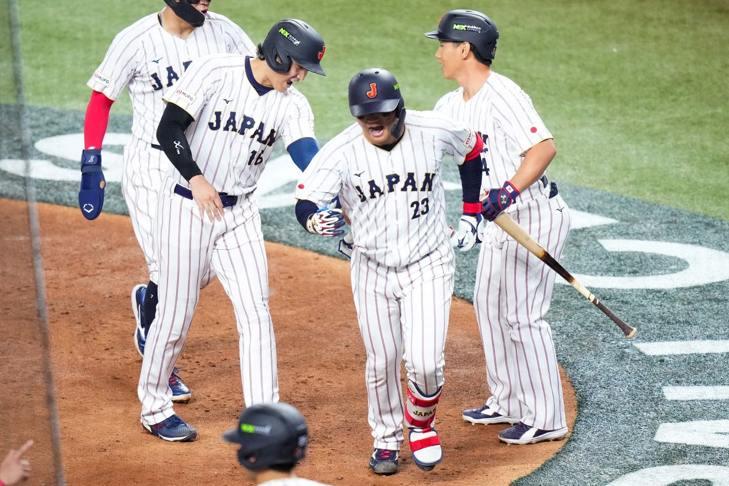 ３回裏、森下（手前）の３ランで一挙勝ち越し。日本は電光石灰のラッシュで突き放した。(C)Getty Images